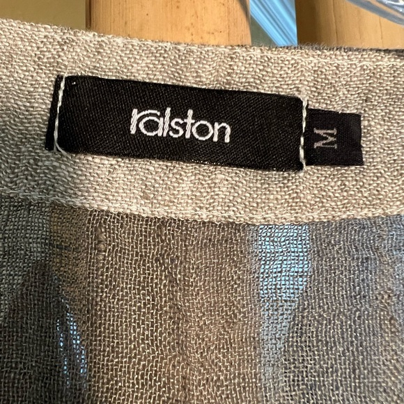 Plaid white and grey linen top with two pockets in front. - Picture 4 of 8